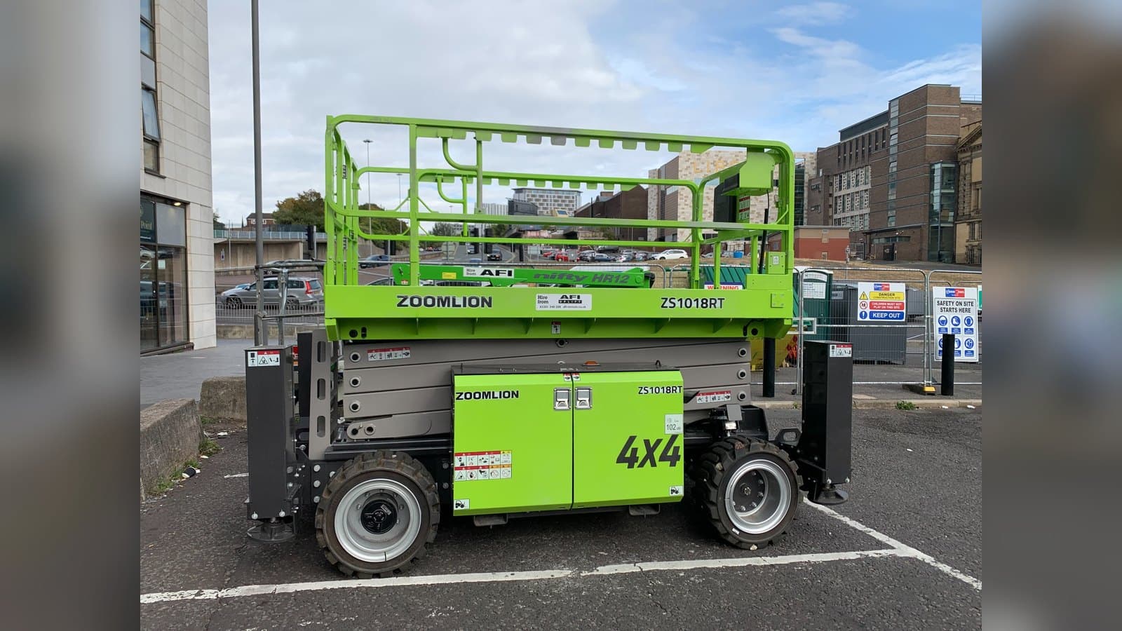 Rough-terrain scissor lift for IPAF 3A operator hire